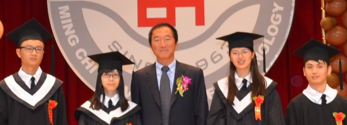 董事長與獲獎畢業生合照