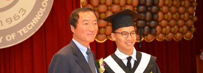 董事長與大專優秀青年奬當選同學合照